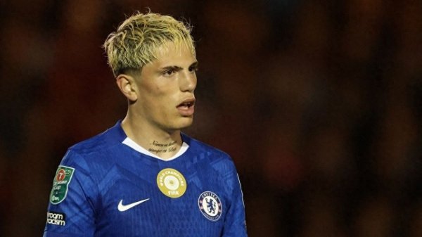 天载配资 得罪谁了？加纳乔首发出场难掩失望表现，遭主队球迷针对性狂嘘